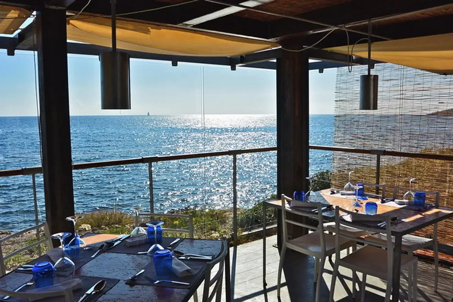Seaside dining at Fradis Minoris in Sardinia, with tables set for a perfect meal.
